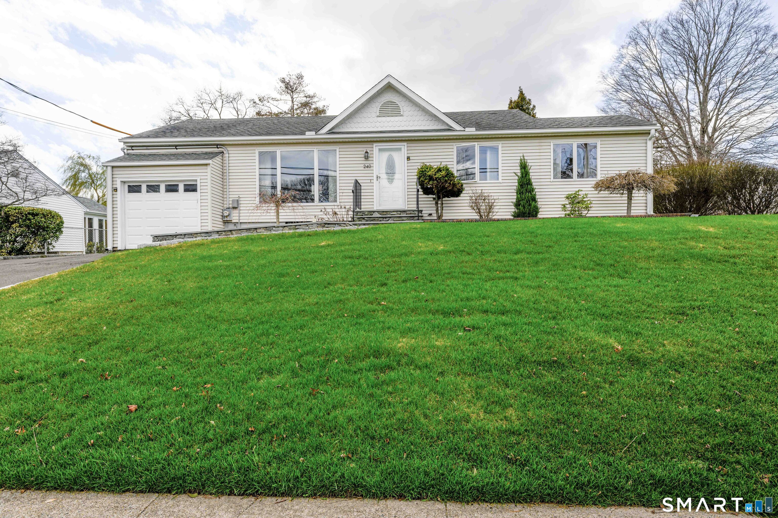 240 Shepard Avenue Hamden, CT 06514 - Photo 3 of 27