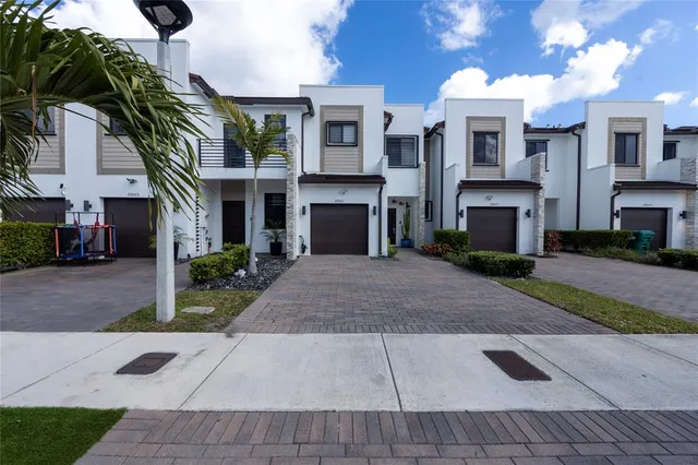 $3,300 | 20920 Northeast 8th Avenue, Miami, FL 33162