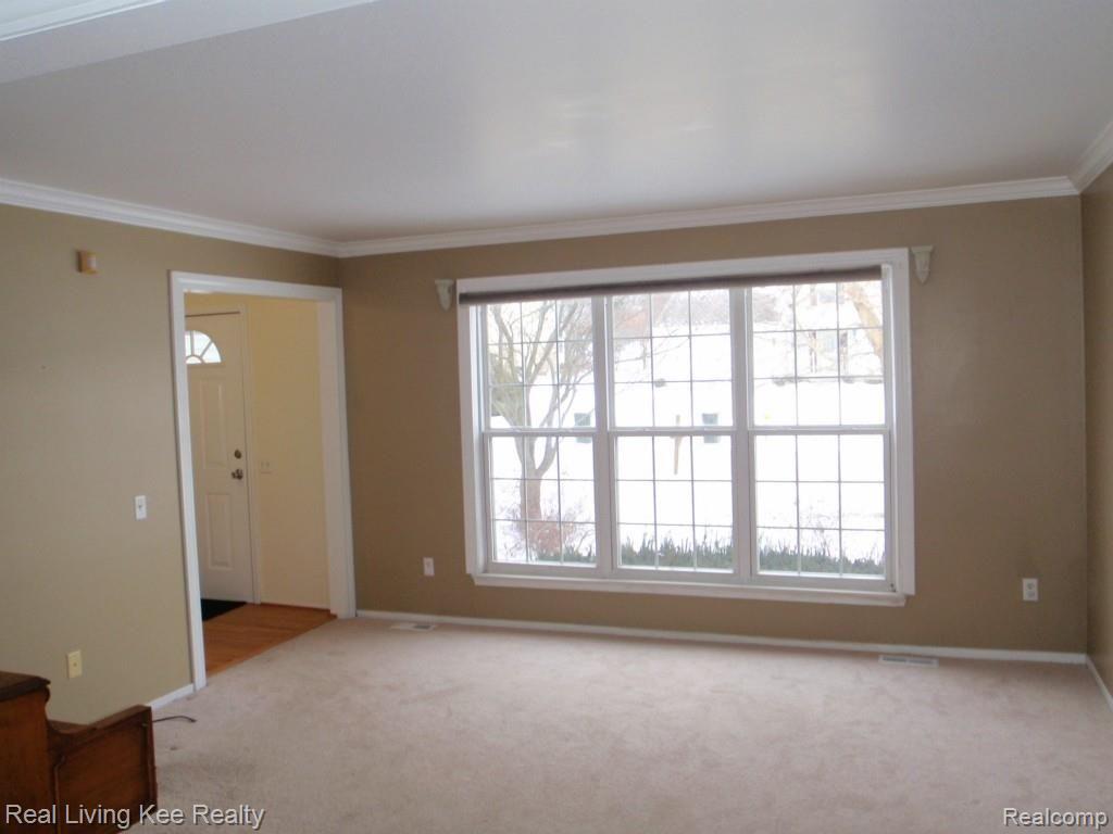 417 Bolinger Street Rochester, MI 48307 - Photo 8 of 20 Spacious Living Room