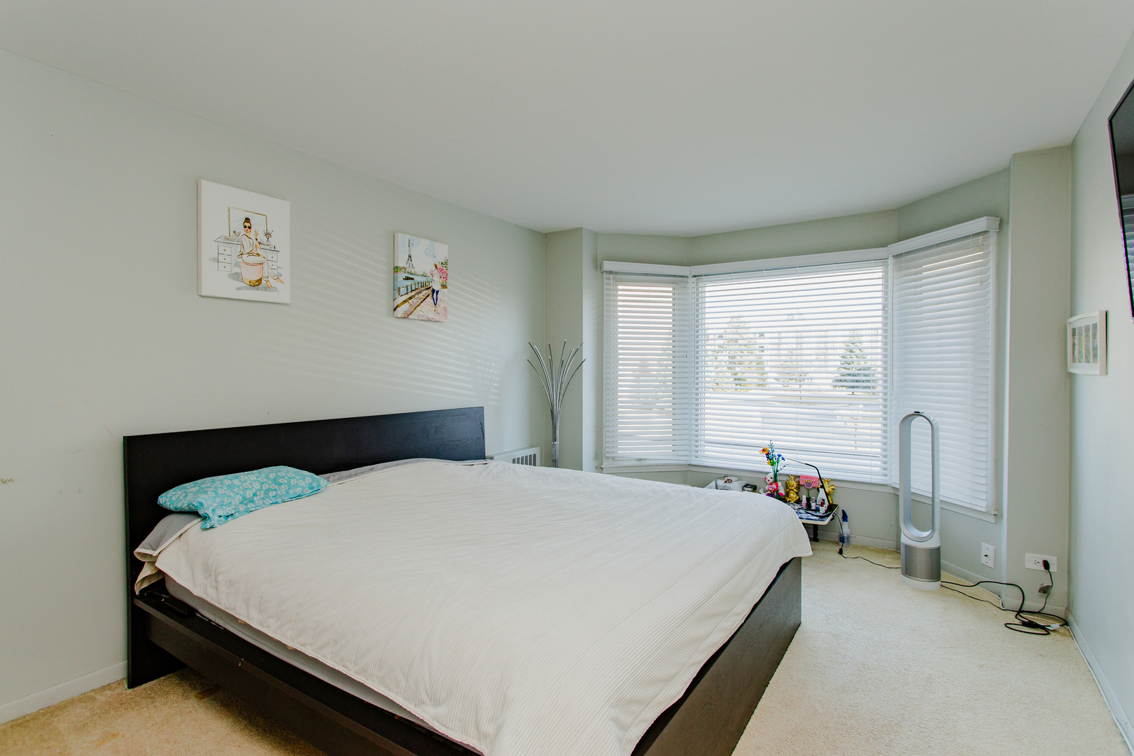 300 Thames Parkway, Unit 1C Park Ridge, IL 60068 - Photo 12 of 19 a bed sitting in a bedroom next to a window