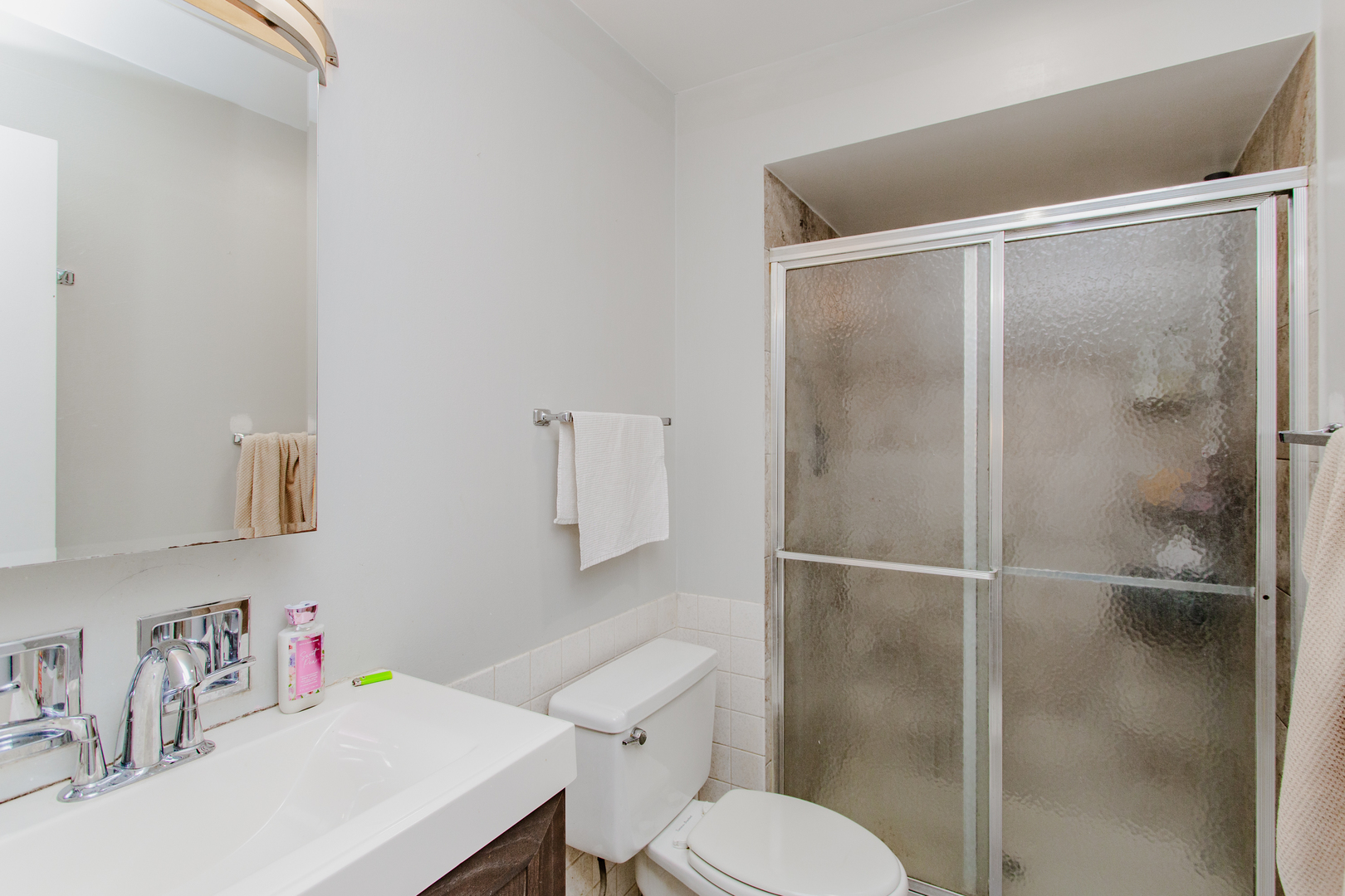 300 Thames Parkway, Unit 1C Park Ridge, IL 60068 - Photo 17 of 19 a white toilet sitting next to a bathroom sink