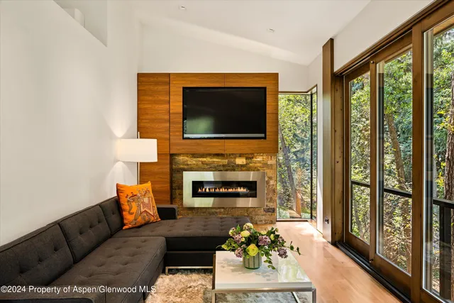 a view of yard with green space