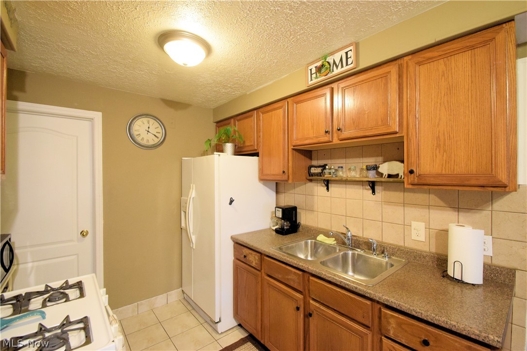 7449 Pearl Road Cleveland, OH 44130 - Photo 2 of 35