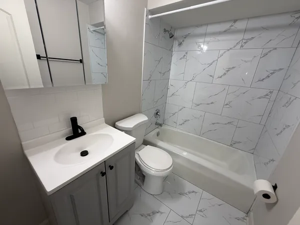 $1,450 | 7300 West North Avenue, Unit 2J, Elmwood Park, IL 60707