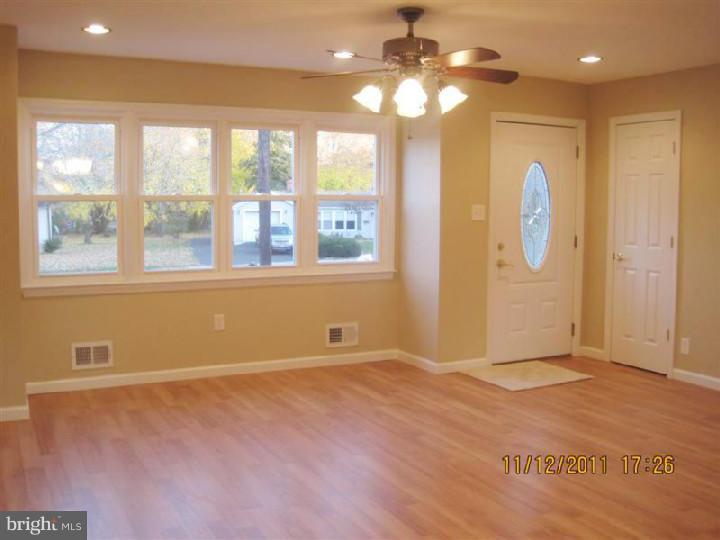 1137 Lower Ferry Road Ewing, NJ 08618 - Photo 2 of 18 Living Room