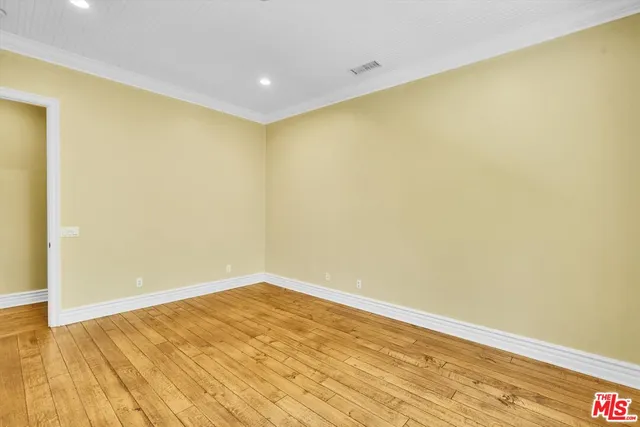 a view of a house with backyard and garden