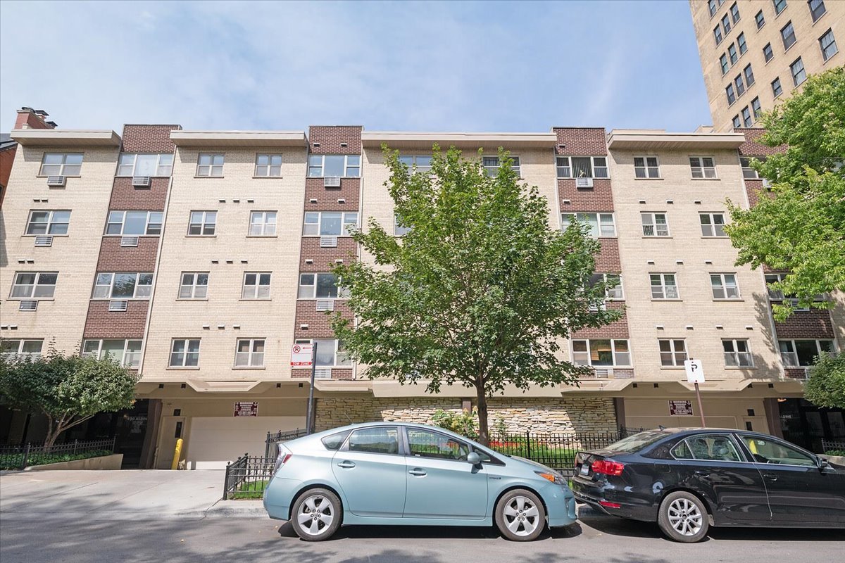 420 West Aldine Avenue, Unit 404 Chicago, IL 60657 - Photo 1 of 12