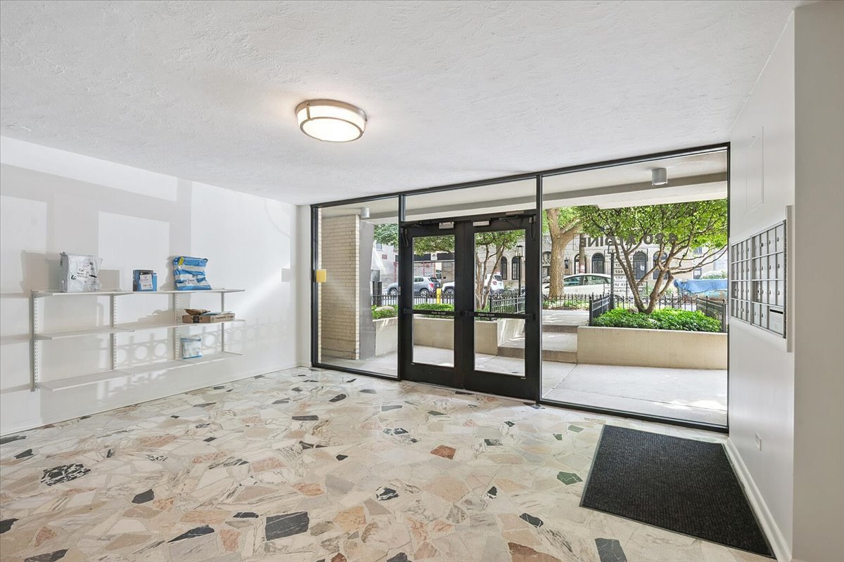 420 West Aldine Avenue, Unit 404 Chicago, IL 60657 - Photo 3 of 12