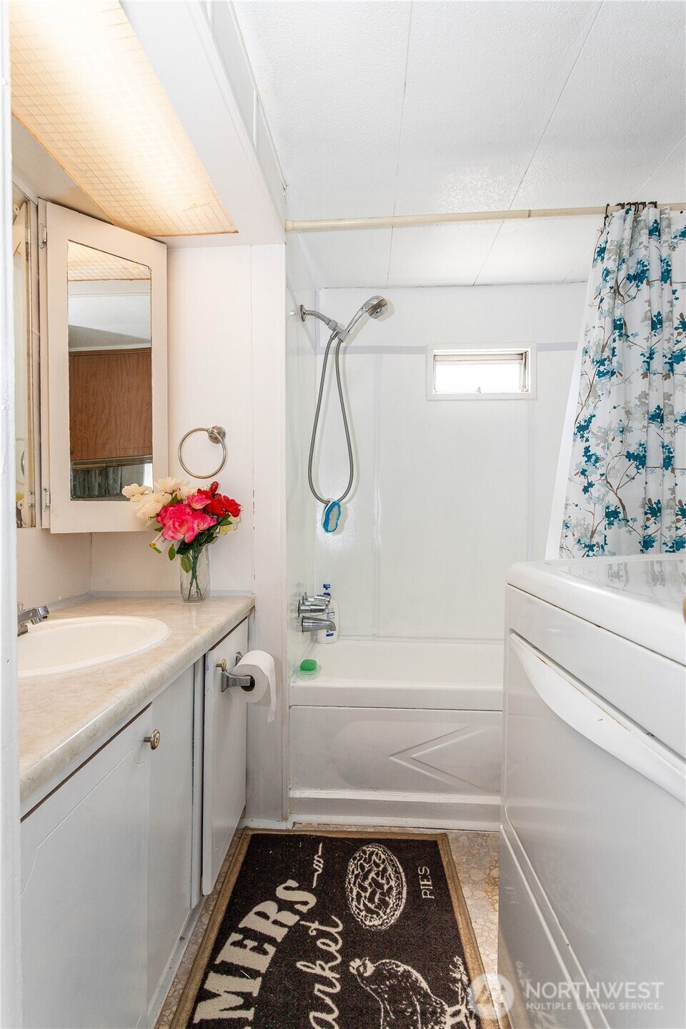 5920 200th Street Southwest, Unit 37 Lynnwood, WA 98036 - Photo 9 of 21 a bathroom with a sink and a bathtub