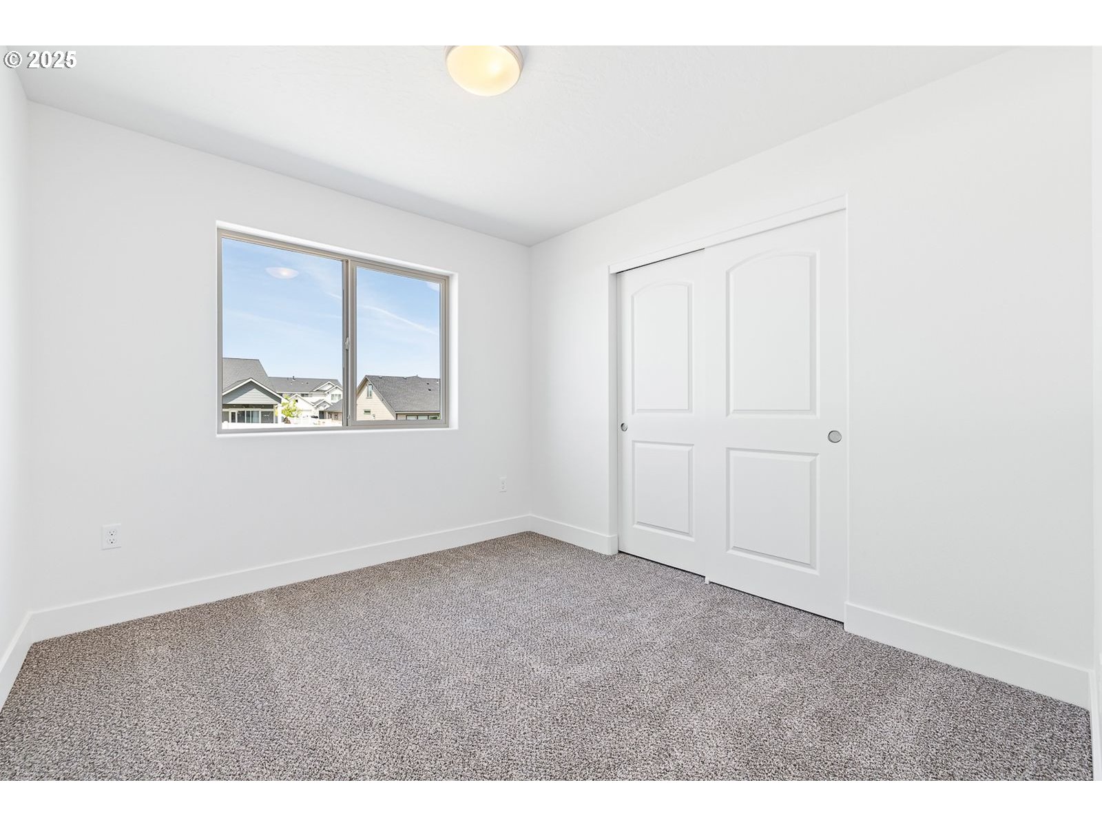 204 Tiber Street Boardman, OR 97818 - Photo 8 of 20 an empty room with windows