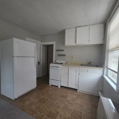 $800 | 200 Main Street, Unit 1, Claremont, NH 03743