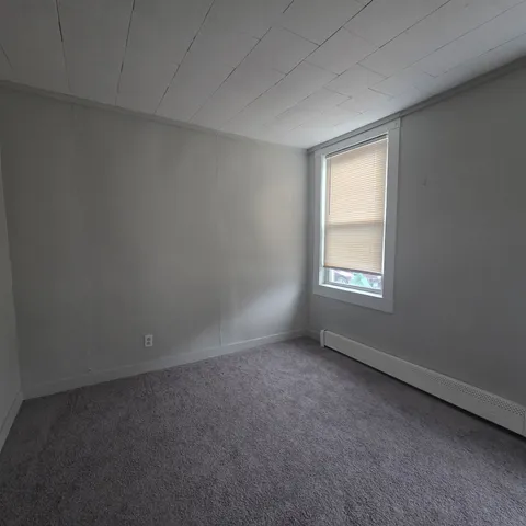 $800 | 200 Main Street, Unit 1, Claremont, NH 03743