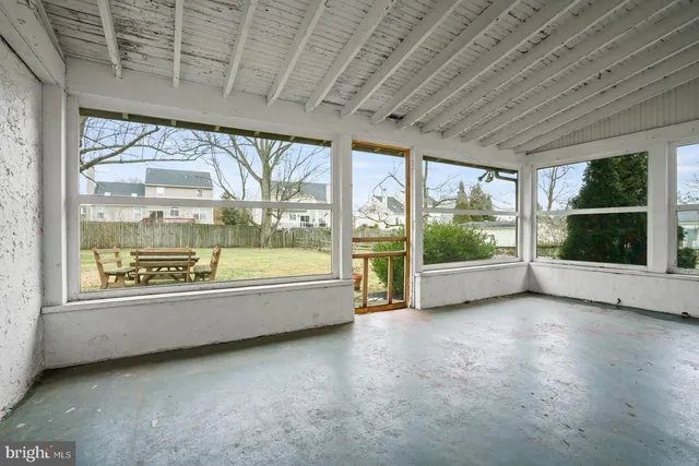 a view of yard with tree in it