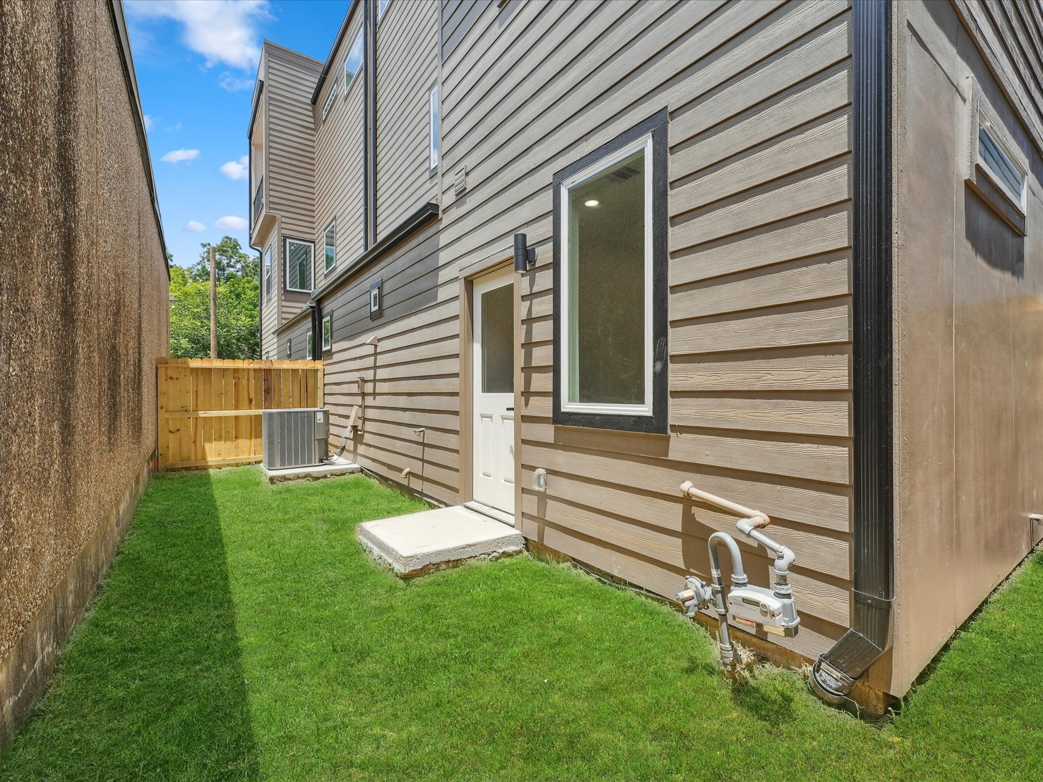 3510 Saltus Street Houston, TX 77003 - Photo 28 of 36 a view of a back yard of the house