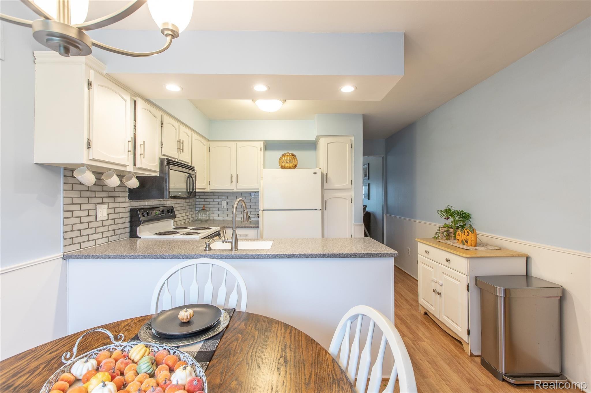 17500 Rudgate Street Southgate, MI 48195 - Photo 6 of 29 17500-32.jpg