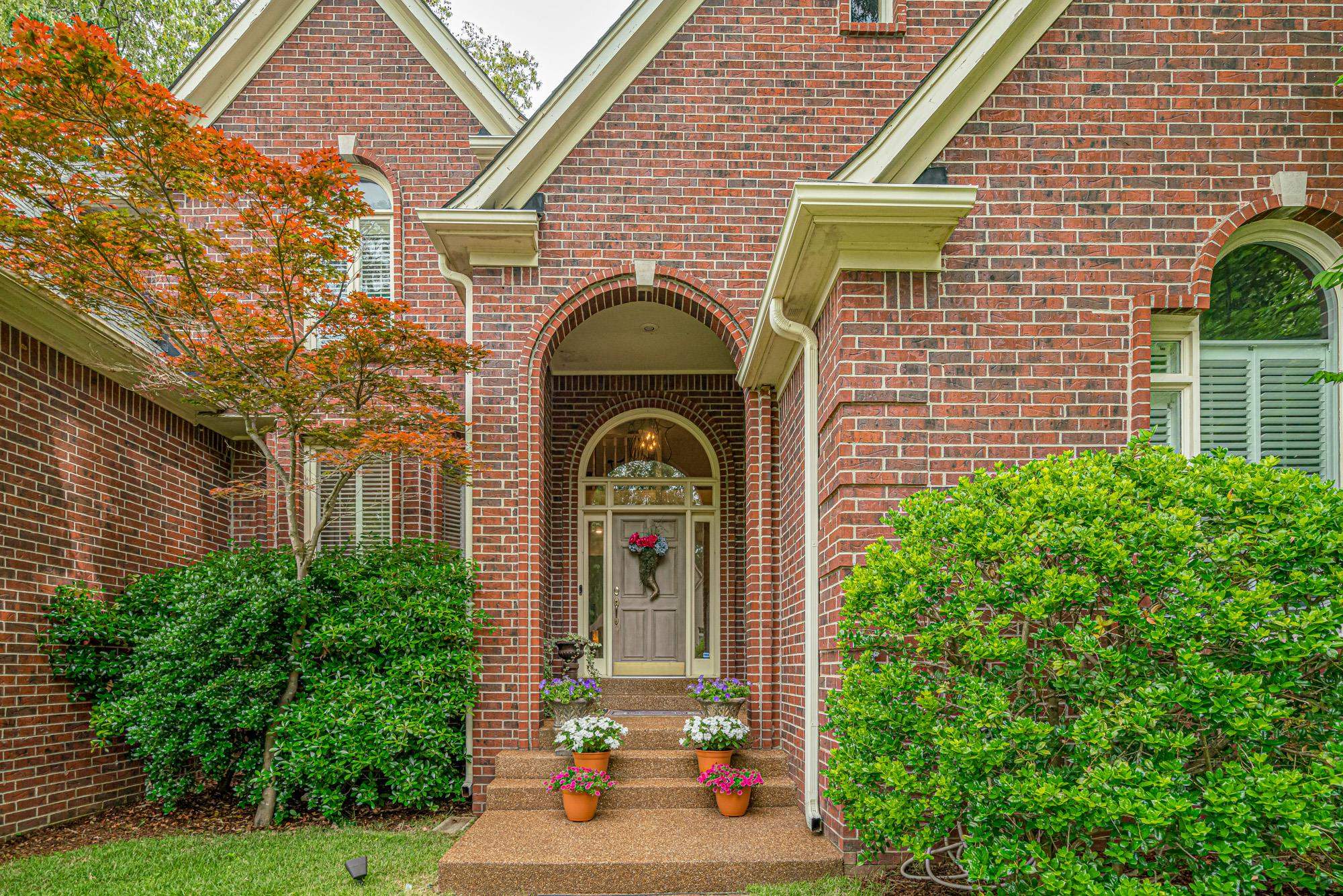 490 Brook Ridge Circle Memphis, TN 38018 - Photo 2 of 25 a front view of a house with garden