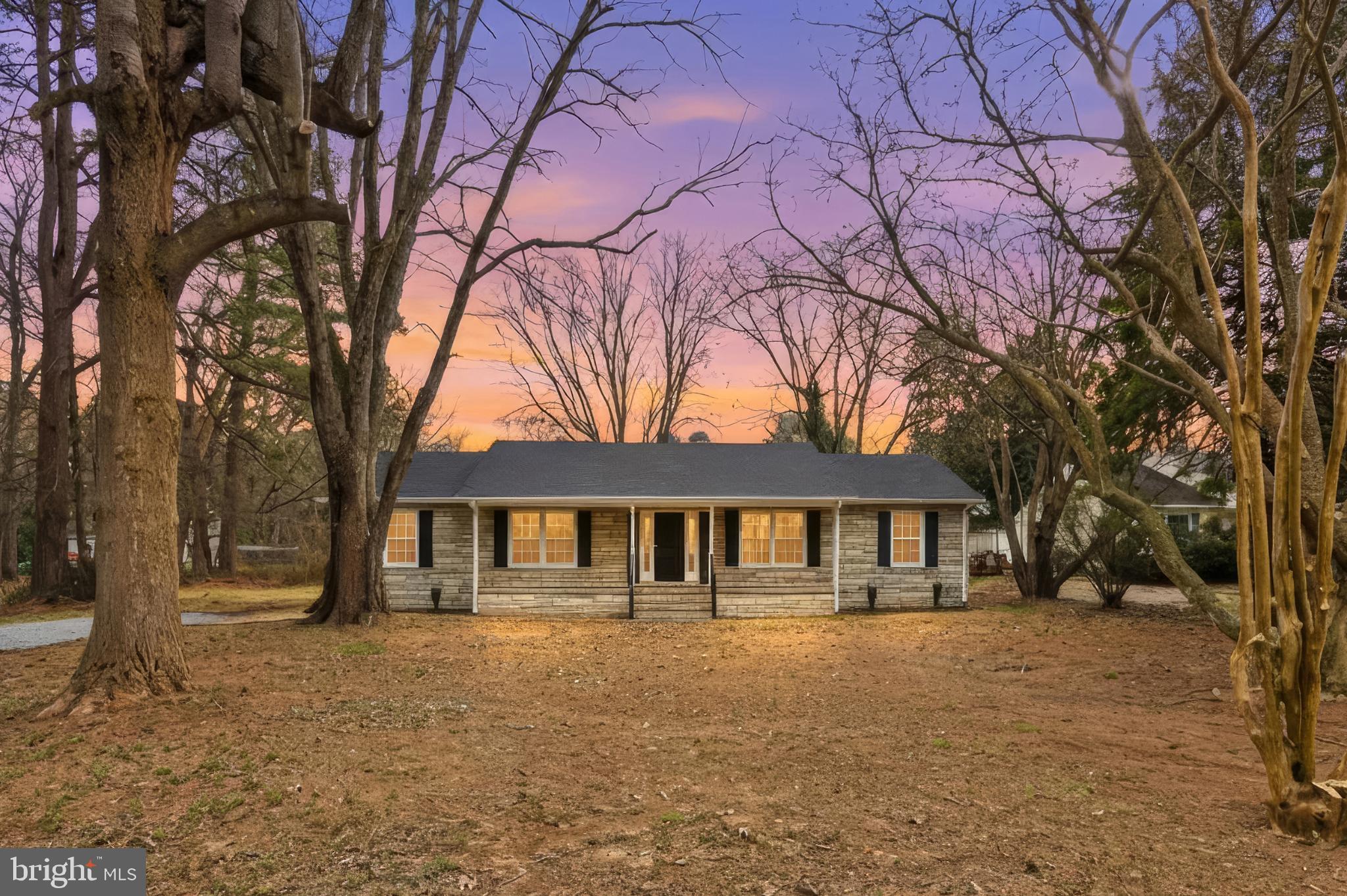 192 East Banbury Road Tappahannock, VA 22560 - Photo 2 of 50 a front view of a house with a yard