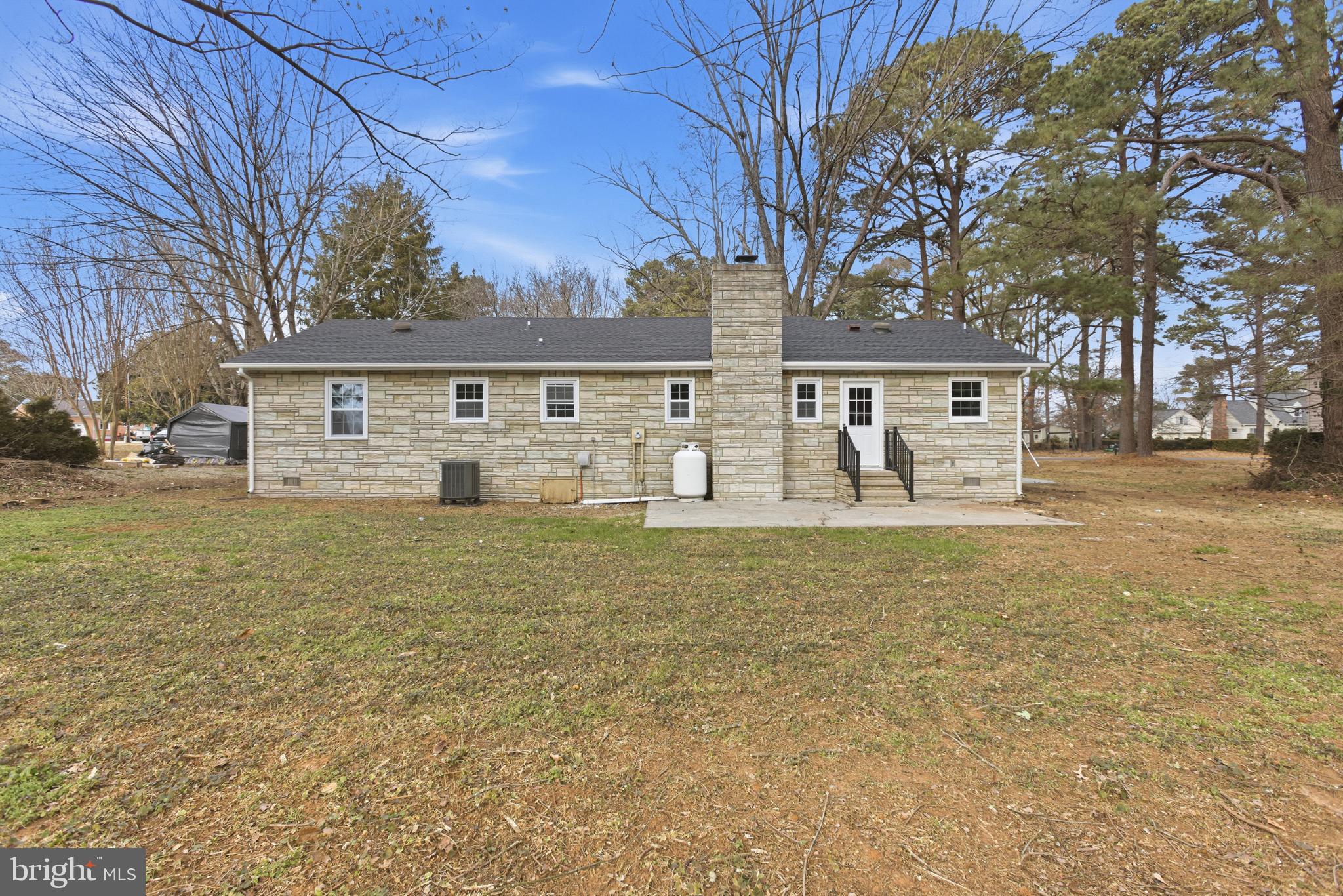 192 East Banbury Road Tappahannock, VA 22560 - Photo 39 of 50 a view of a yard with a house