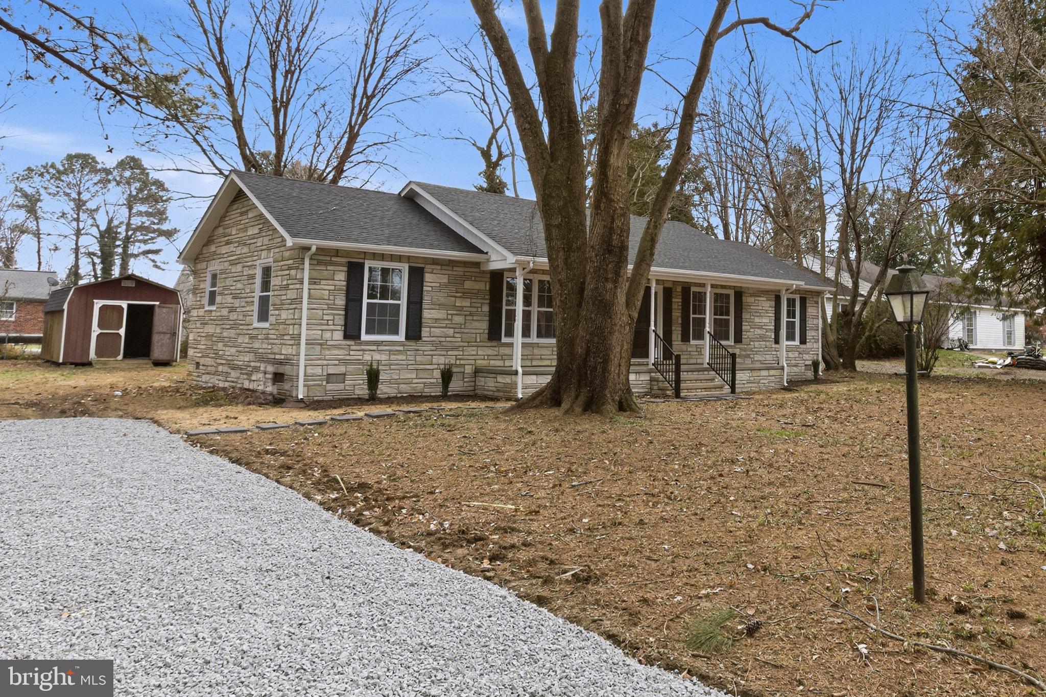 192 East Banbury Road Tappahannock, VA 22560 - Photo 6 of 50 a front view of a house with a yard