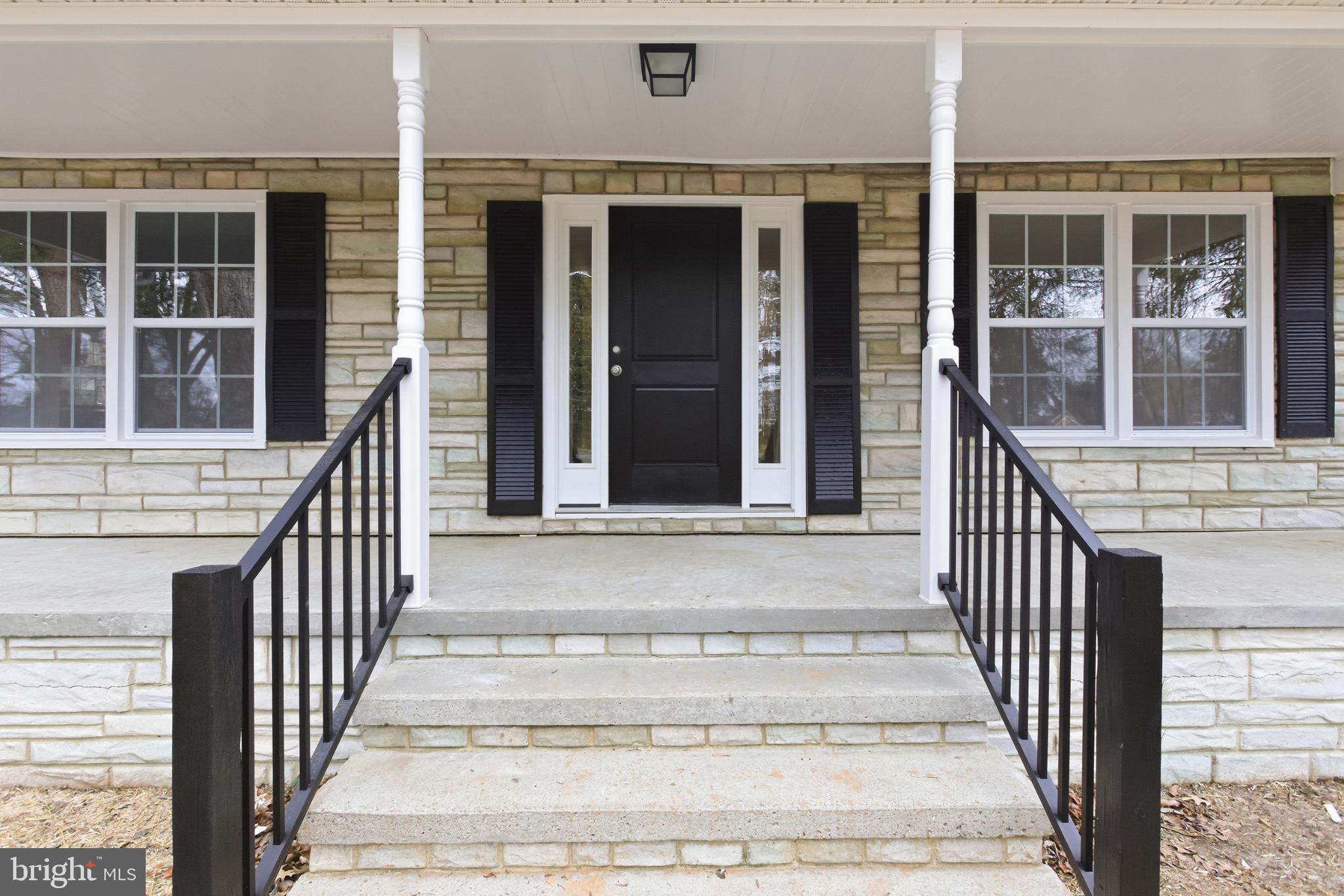 192 East Banbury Road Tappahannock, VA 22560 - Photo 9 of 50 front view of a house