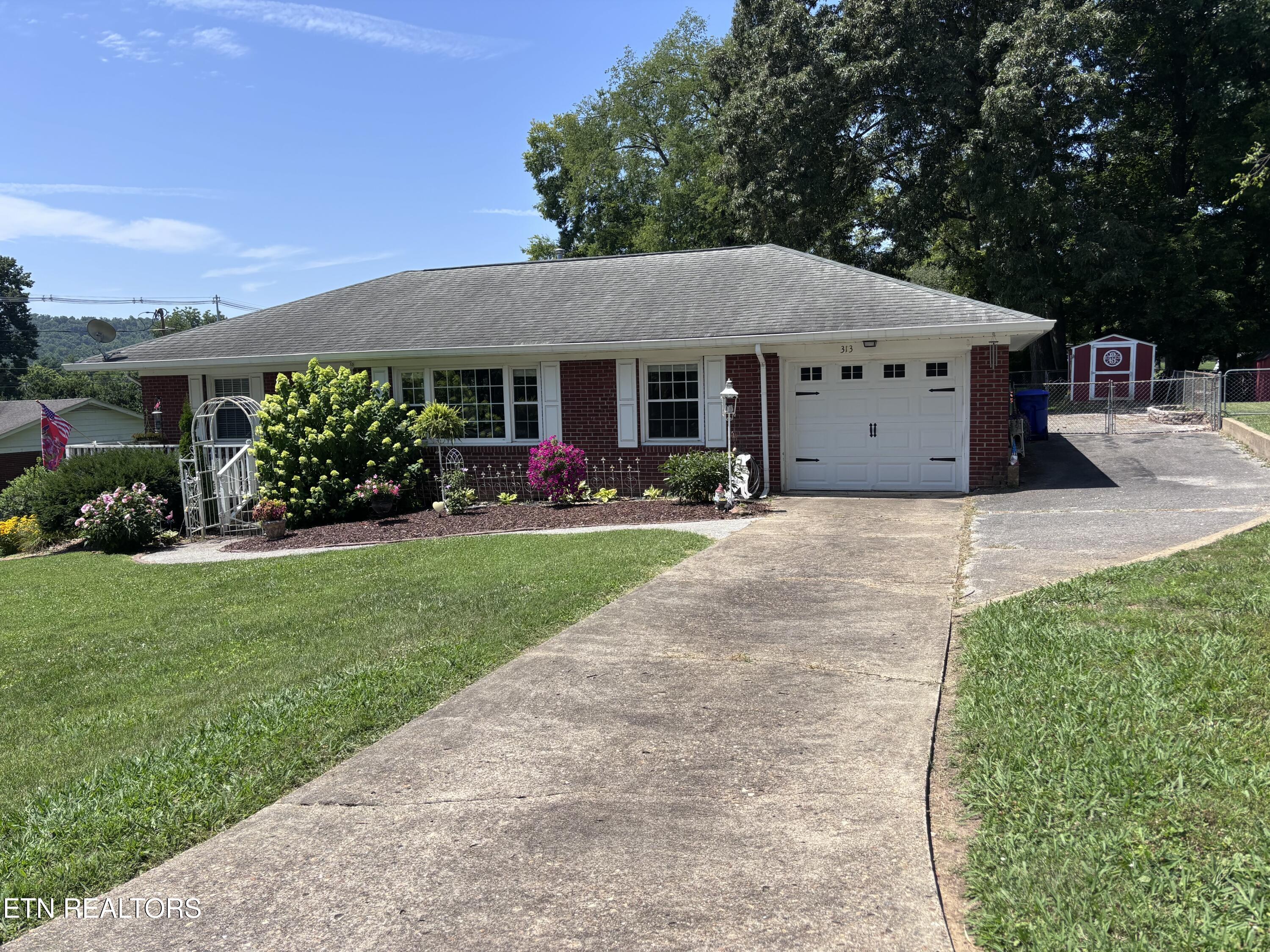 313 Cross Street Clinton, TN 37716 - Photo 2 of 5 IMG_9643