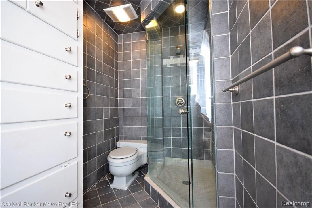 17731 Hamilton Road Highland Park, MI 48203 - Photo 36 of 68 Well appointed guest bathroom