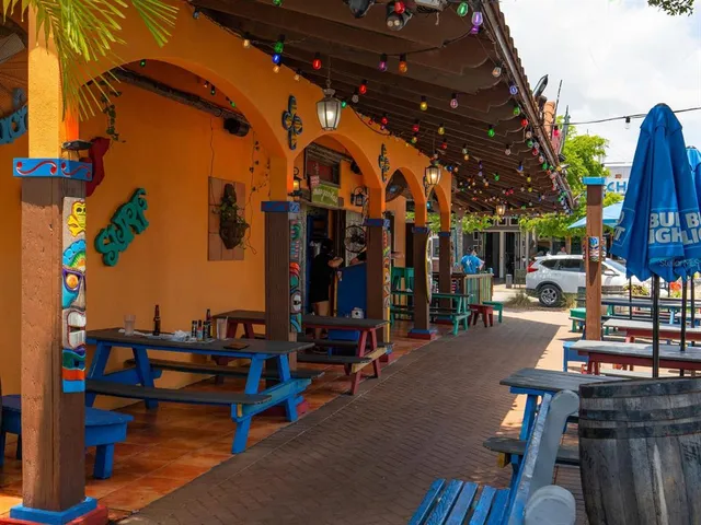 $1,300,000 | 3954 Hamilton Club Circle, Unit 14, Sarasota, FL 34242