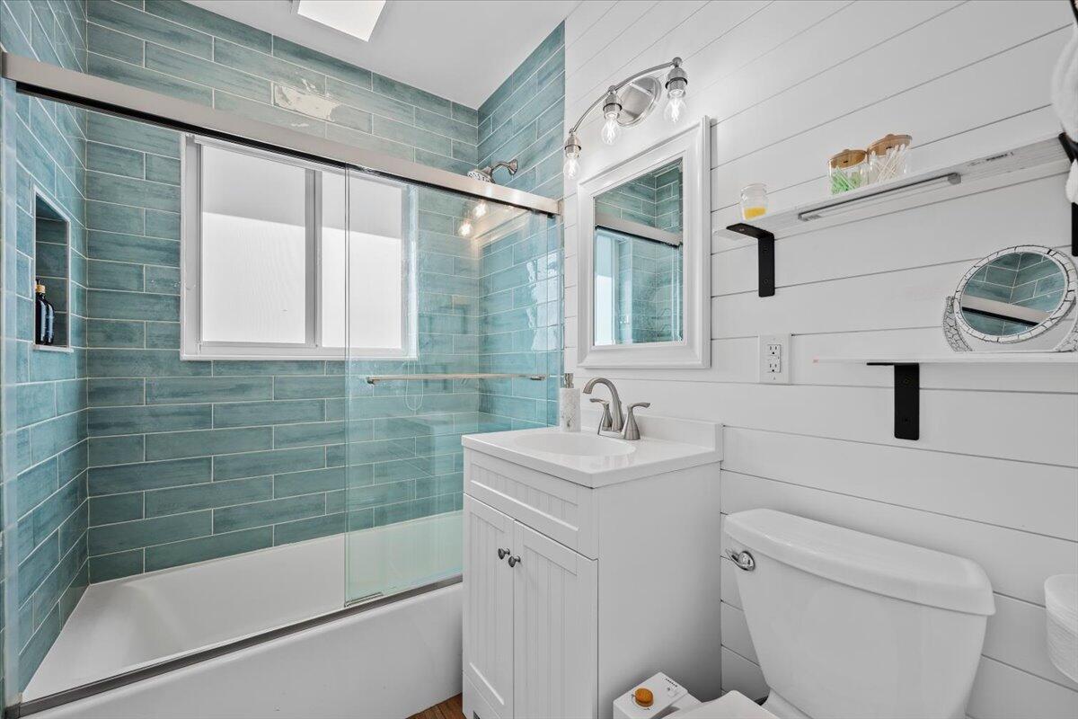 414 Northeast 26th Terrace Boca Raton, FL 33431 - Photo 21 of 27 Secondary Bathroom