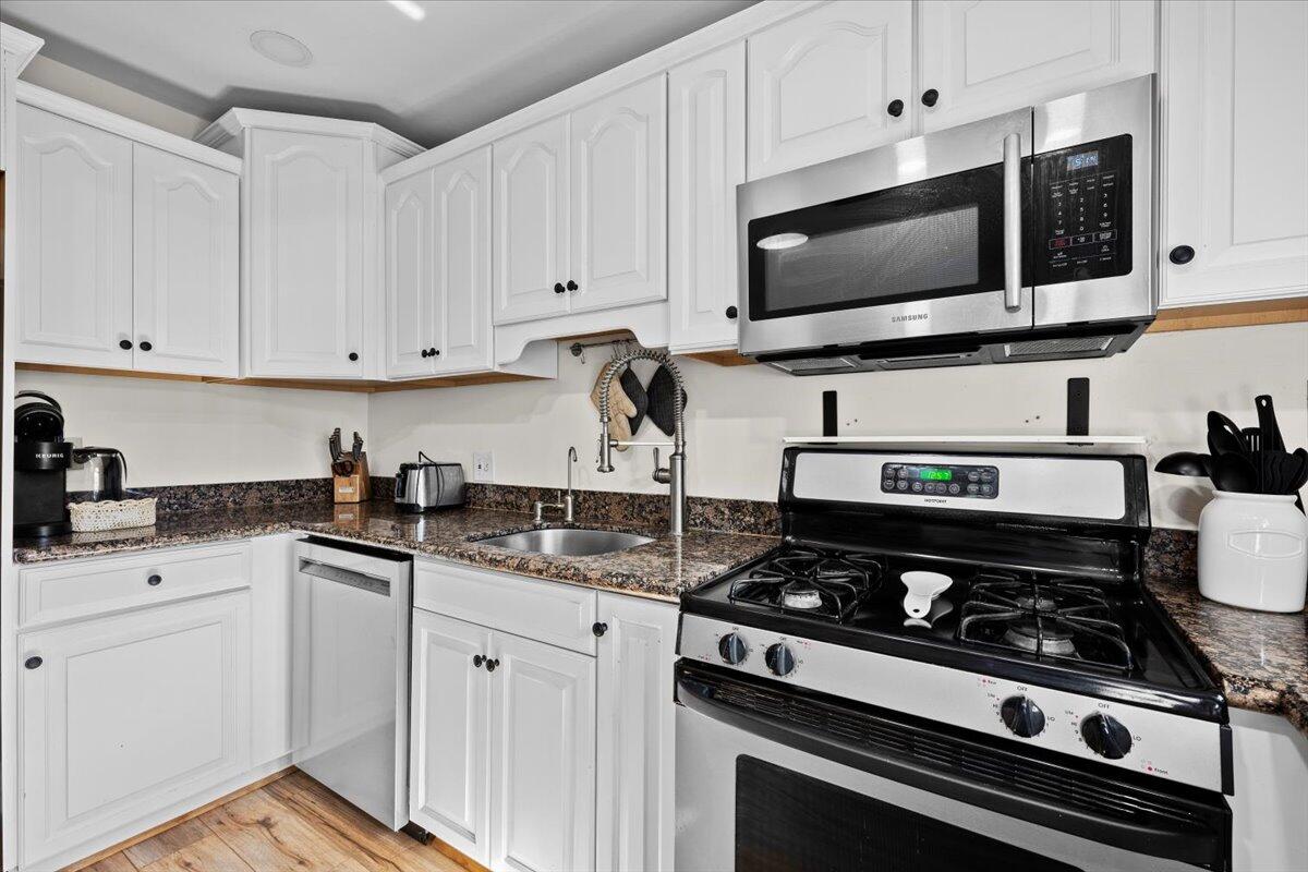 414 Northeast 26th Terrace Boca Raton, FL 33431 - Photo 9 of 27 Kitchen