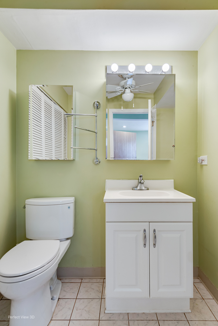 532 Inverrary Lane Deerfield, IL 60015 - Photo 9 of 23 a bathroom with a toilet sink and mirror