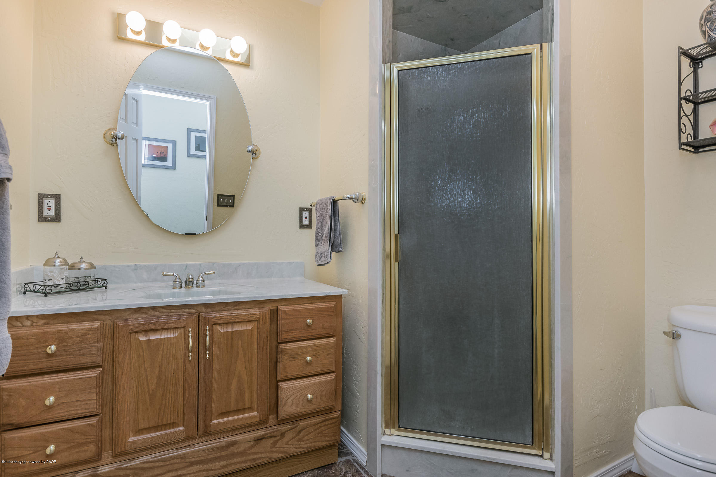 7501 Bushland Road Amarillo, TX 79119 - Photo 21 of 40 Hall Bathroom