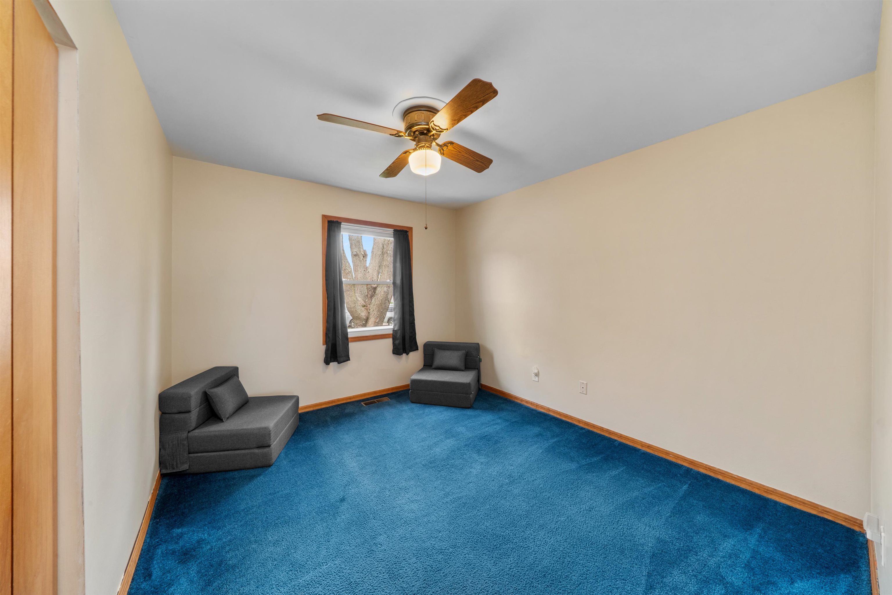 924 Suzy Street Sandwich, IL 60548 - Photo 17 of 48 a living room with furniture and a window