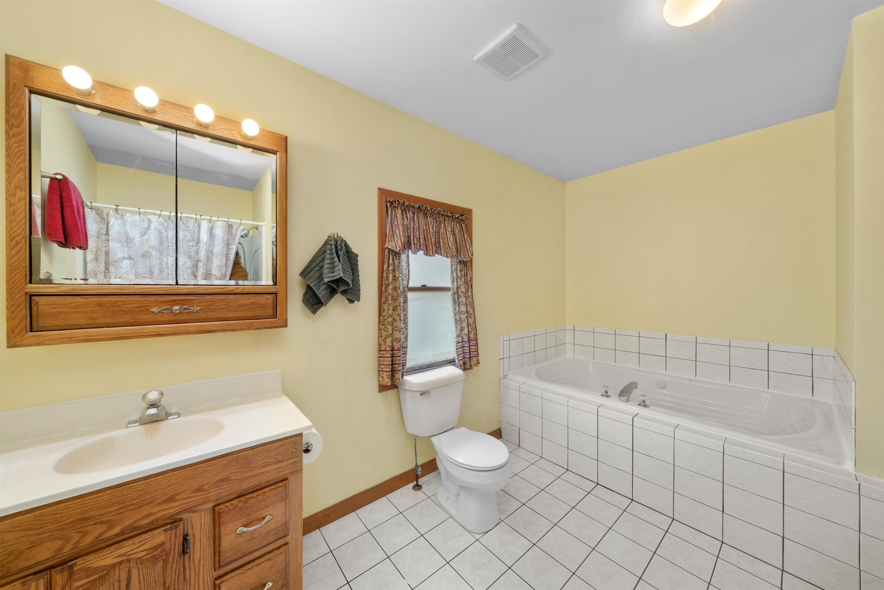 924 Suzy Street Sandwich, IL 60548 - Photo 22 of 48 a bathroom with a sink toilet and shower