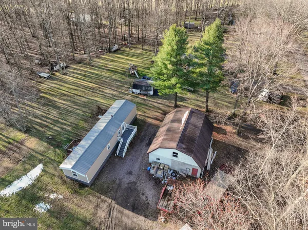 a view of sitting area with furniture