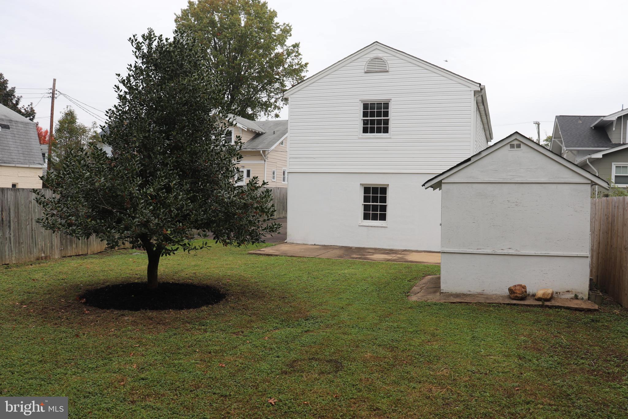 826 South Glebe Road Arlington, VA 22204 - Photo 22 of 25 Huge back yard.