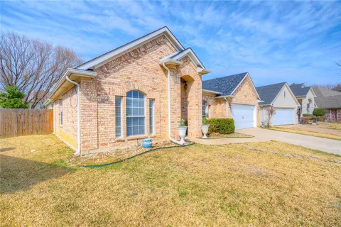 $389,900 | 1107 Deer Valley Lane, Arlington, TX 76001