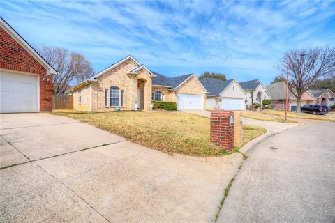 $389,900 | 1107 Deer Valley Lane, Arlington, TX 76001