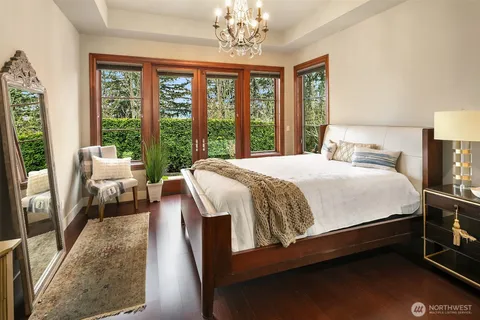 $4,700,000 | 1018 East Lake Sammamish Parkway Southeast, Sammamish, WA 98075