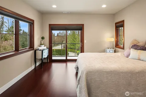 $4,700,000 | 1018 East Lake Sammamish Parkway Southeast, Sammamish, WA 98075