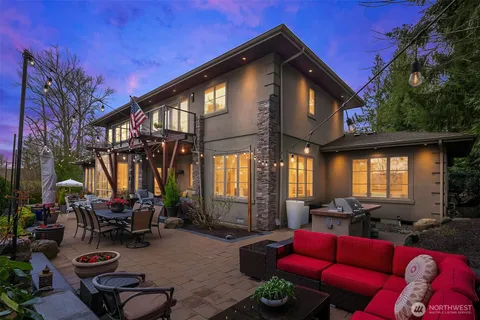 $4,700,000 | 1018 East Lake Sammamish Parkway Southeast, Sammamish, WA 98075