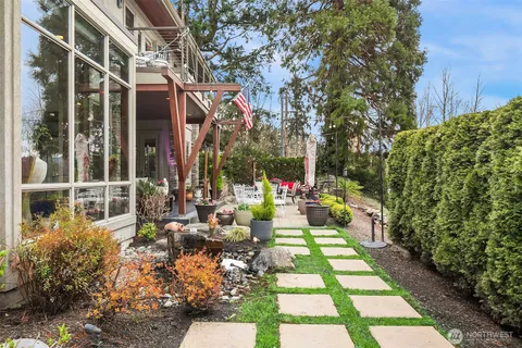 $4,700,000 | 1018 East Lake Sammamish Parkway Southeast, Sammamish, WA 98075