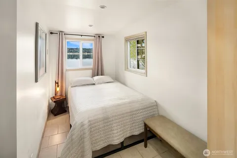 $4,700,000 | 1018 East Lake Sammamish Parkway Southeast, Sammamish, WA 98075