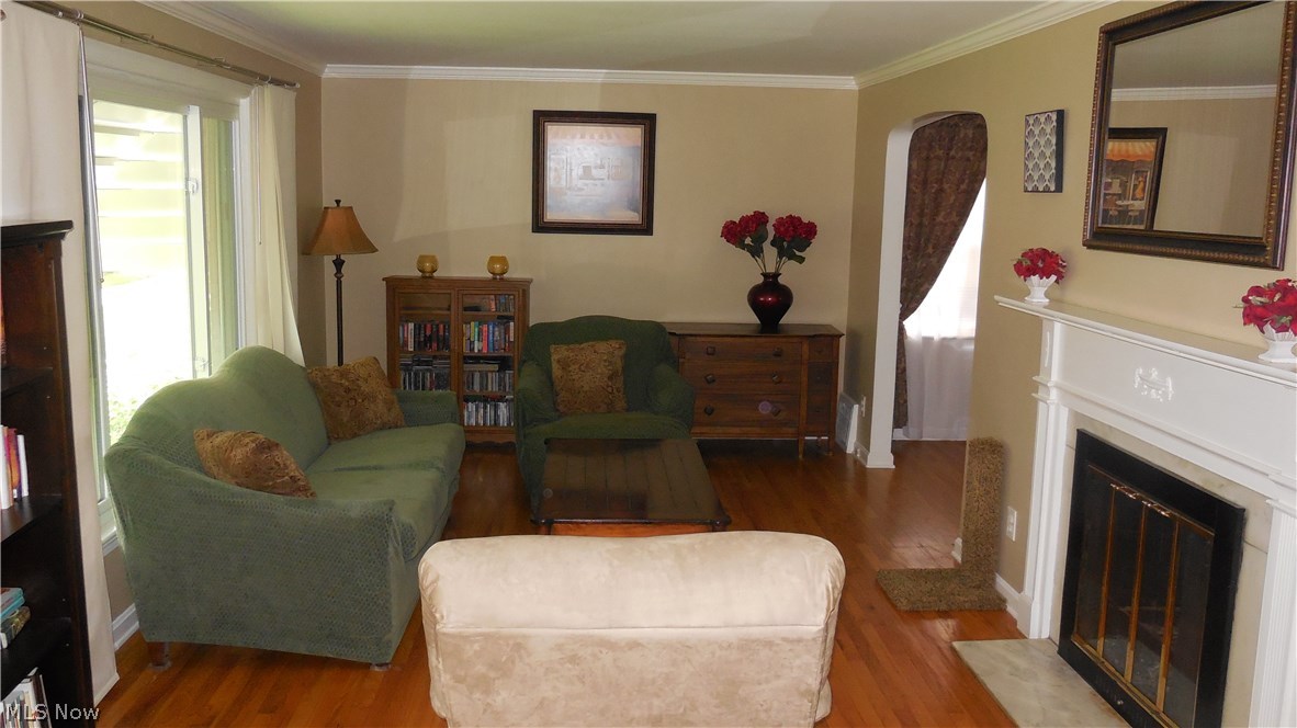 1359 Gordon Road Lyndhurst, OH 44124 - Photo 4 of 23