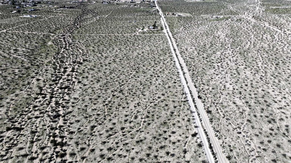 62999 East Broadway Joshua Tree, CA 92252 - Photo 4 of 23 a bathroom with a shower curtain