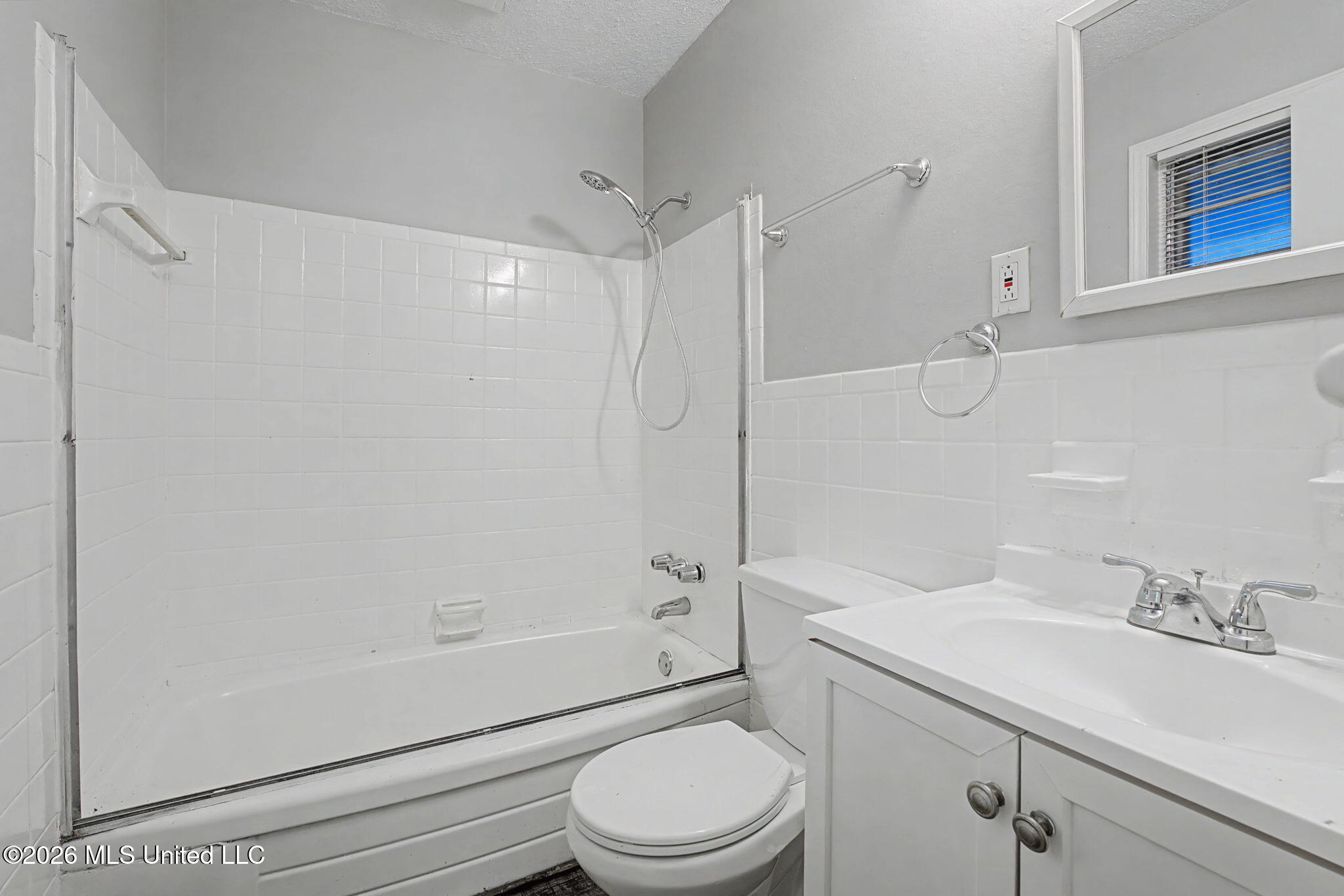1395 Main Street Southaven, MS 38671 - Photo 11 of 16 Bathroom