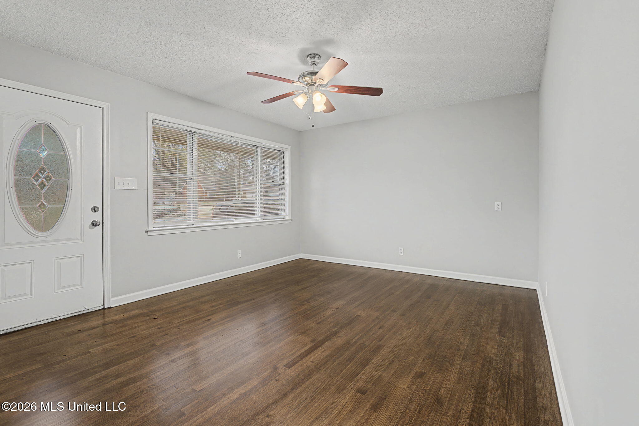 1395 Main Street Southaven, MS 38671 - Photo 3 of 16 Living room