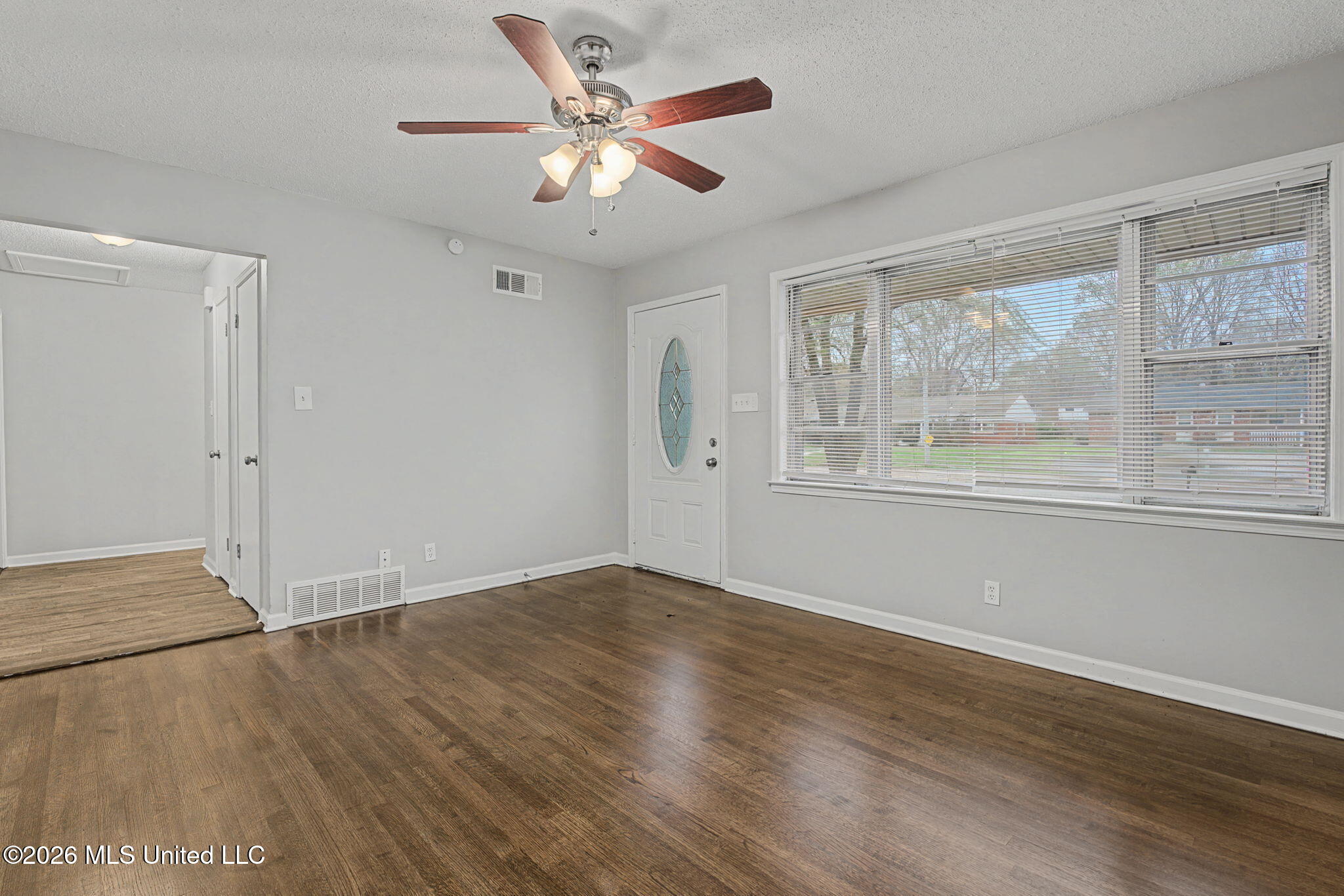 1395 Main Street Southaven, MS 38671 - Photo 4 of 16 Living room