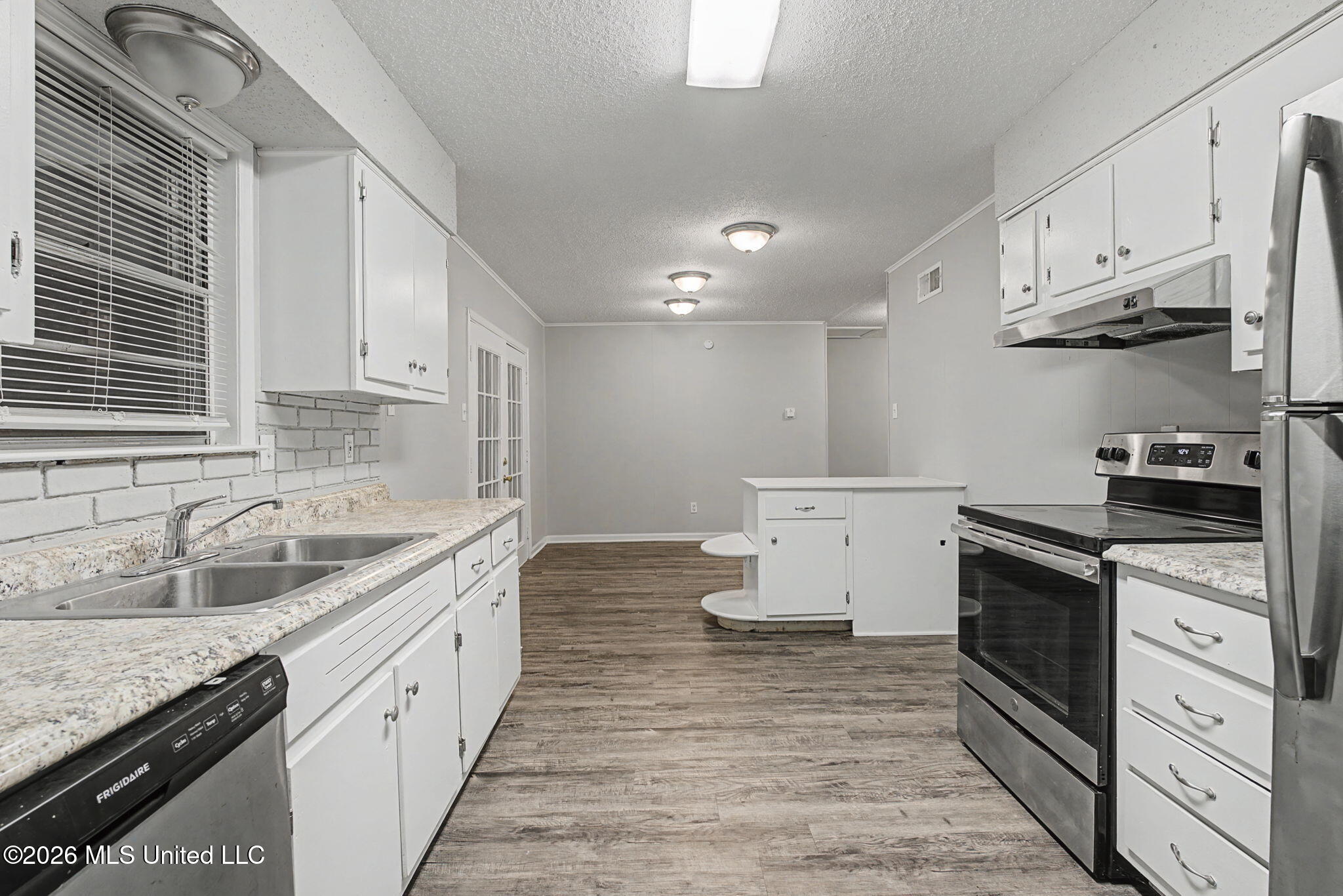 1395 Main Street Southaven, MS 38671 - Photo 5 of 16 Kitchen