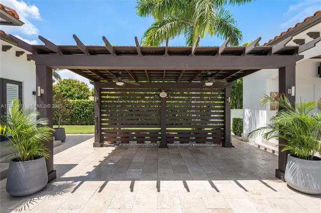 a view of entryway with garden
