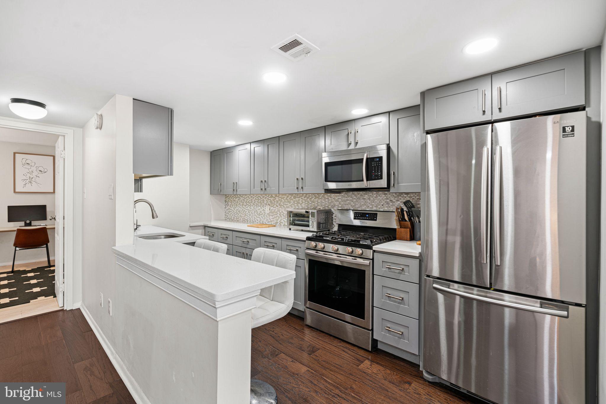 528 Manning Walk, Unit 7 Philadelphia, PA 19106 - Photo 11 of 36